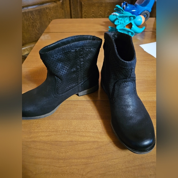 Boots - Picture 4 of 5